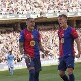 Raphinha (au centre) a sauvé le Barça en inscrivant le penalty décisif à la 98e minute. KEYSTONE/AP/Joan Monfort